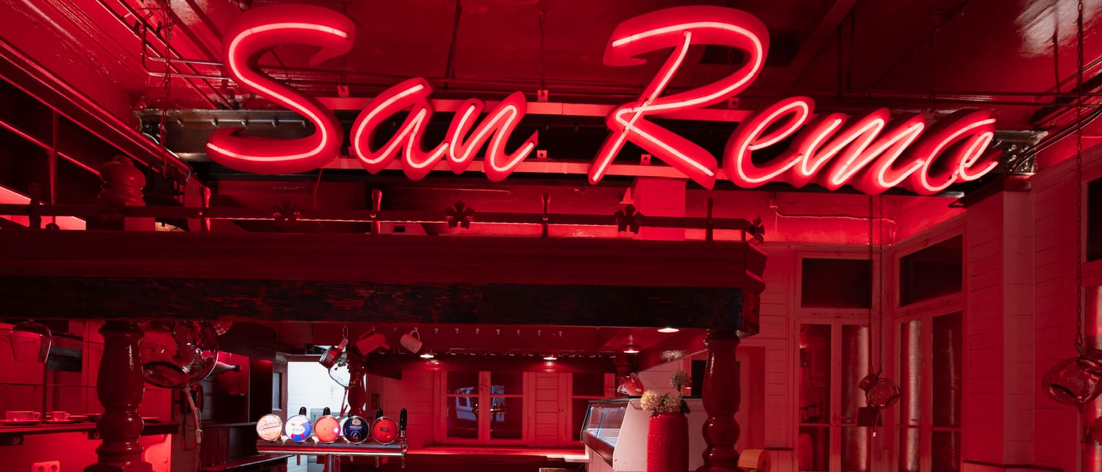 Neonschriftzug „San Remo“ über der Bar